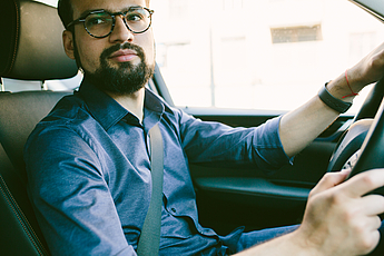 Brille beim Autofahren ▻ Brillenarten, Sicherheit, Alternativen